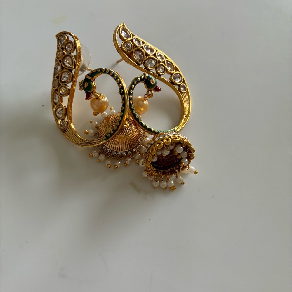 Elegant Gold and Green Women's Earrings